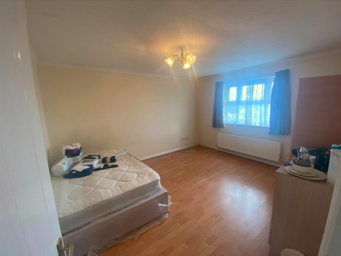 2 Bedroom Flat To Rent In Lupin Crescent, Ilford, IG1