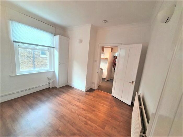 3 Bedroom Flat To Rent In Robinson Road, Colliers Wood, London, SW17