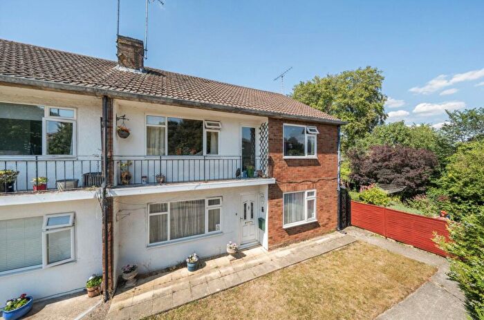 2 Bedroom Maisonette For Sale In Tring Road, Dunstable, Bedfordshire, LU6