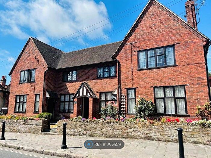 2 Bedroom Flat To Rent In St Martins Square, Chichester, PO19