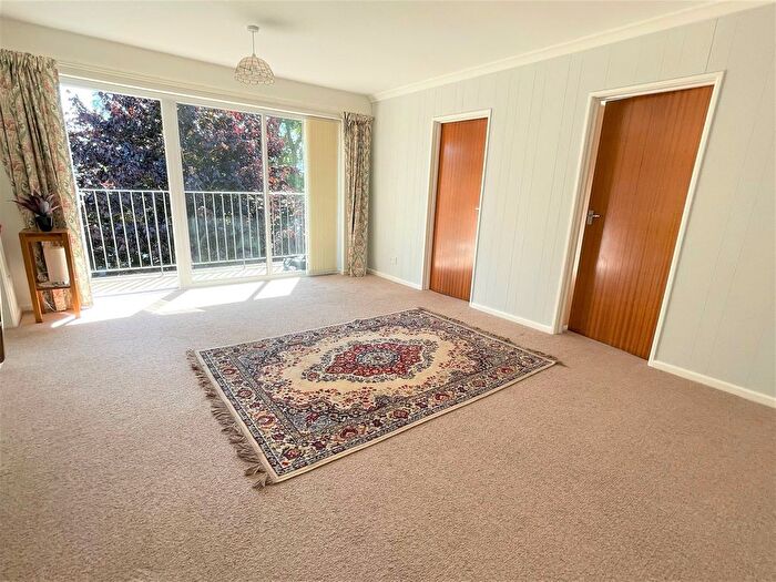 2 Bedroom Flat To Rent In Pembroke Close, Taunton, TA1