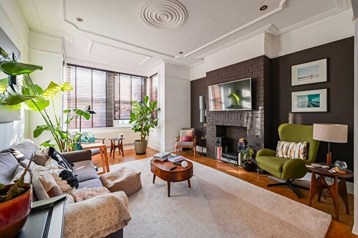 4 Bedroom Semi Detached House For Sale In Warwick Road, Bounds Green, London, N11