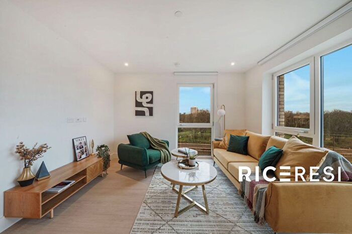 2 Bedroom Flat To Rent In Maple Mews, Bow View Apartments, E3