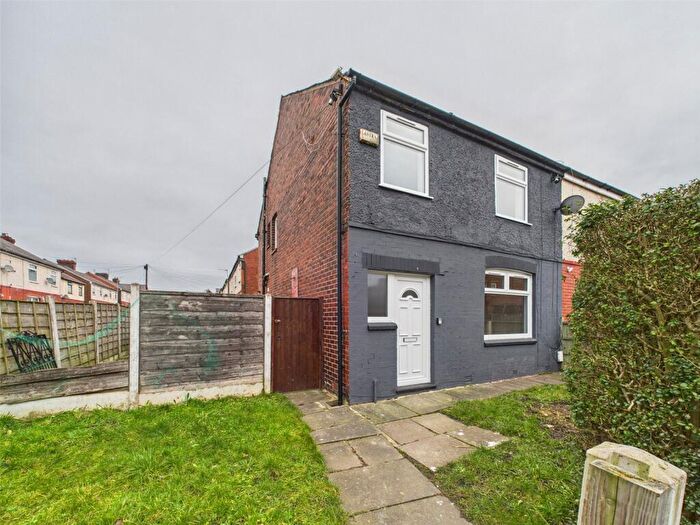 3 Bedroom Semi-Detached House To Rent In Kingston Avenue, Chadderton, Oldham, OL9