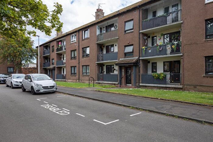3 Bedroom Flat For Sale In Fintry Mains, Dundee, DD4