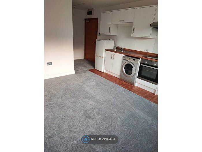 2 Bedroom Flat To Rent In North House, Carshalton, SM5