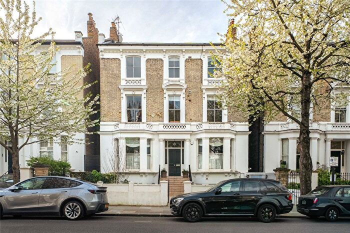 2 Bedroom Flat To Rent In Oxford Gardens, Notting Hill, London, W10