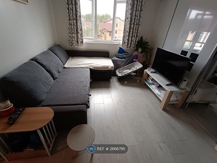 Studio To Rent In Glenville Grove, London, SE8