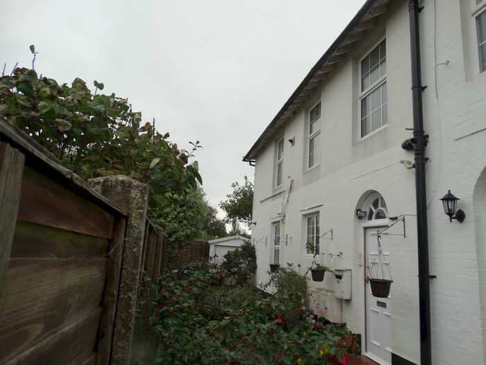 2 Bedroom Flat To Rent In Hillview Crescent, East Preston, BN16