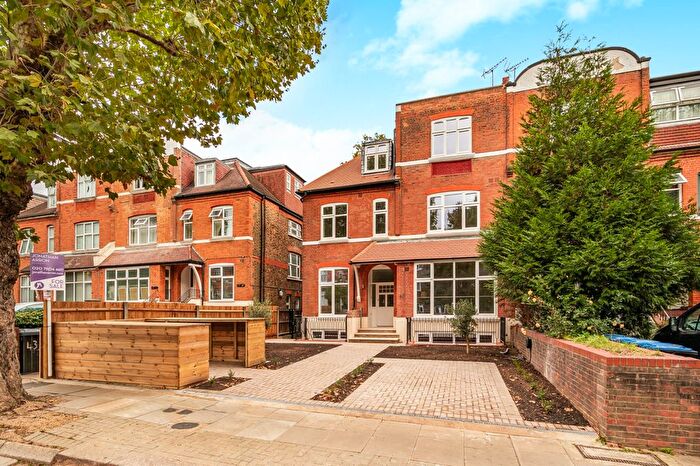 3 Bedroom Flat To Rent In Chatsworth Road, Kilburn, London, NW2