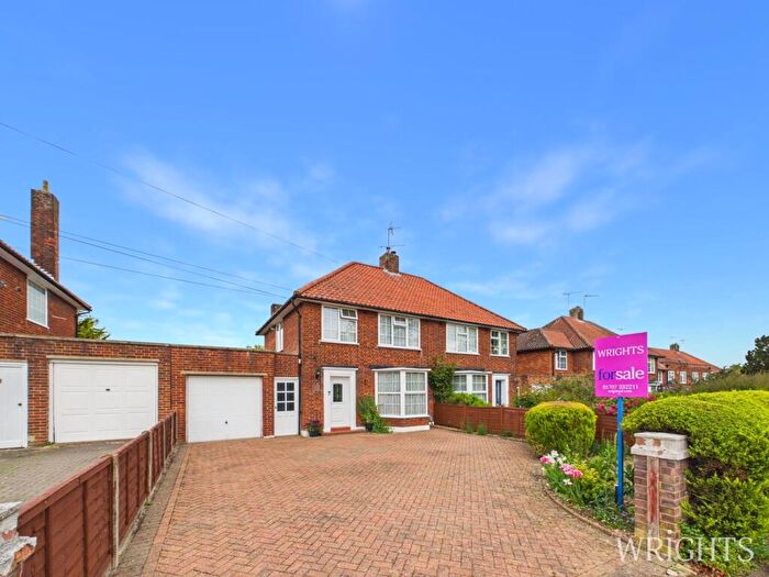 3 Bedroom Semi-Detached House For Sale In Woodhall Lane, Welwyn Garden City, AL7