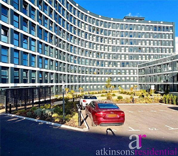 2 Bedroom Apartment For Sale In Cockfosters Road, Barnet, Hertfordshire, EN4