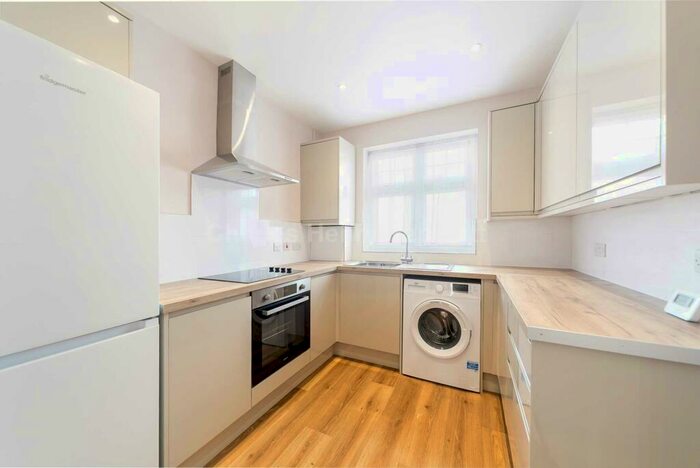 2 Bedroom Apartment To Rent In Arcadian Gardens, Wood Green, N22