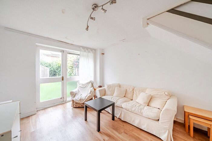 2 Bedroom Detached House To Rent In Arundel Close, London, SW11
