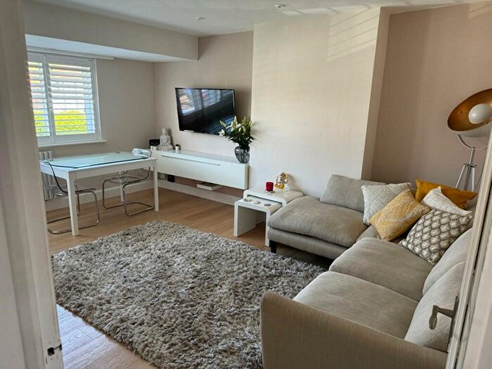 2 Bedroom Maisonette To Rent In Laleham Avenue, Mill Hill, NW7