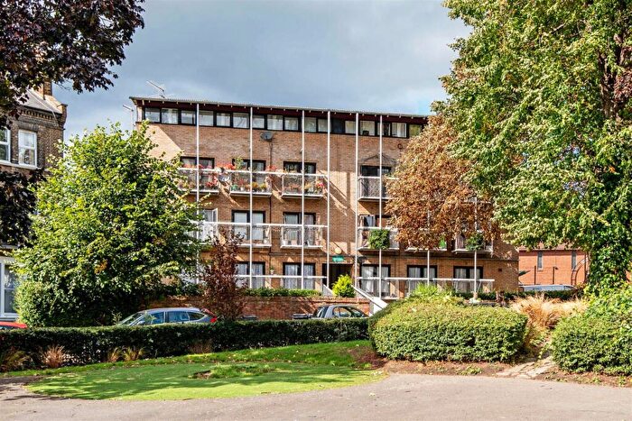 3 Bedroom Flat For Sale In Leighton Crescent, London, NW5