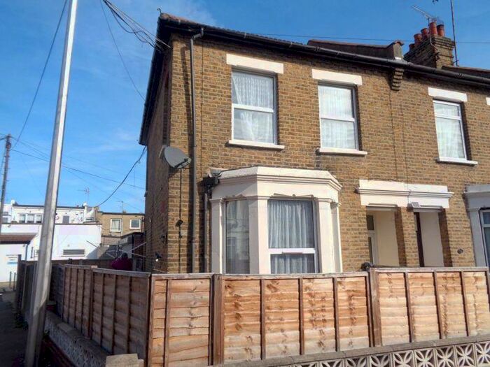 1 Bedroom Flat To Rent In Belle Vue Place, Southend-On-Sea, SS1
