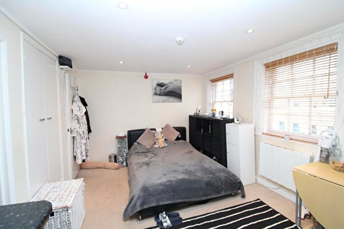 Flat To Rent In Oriental Place, Brighton, BN1