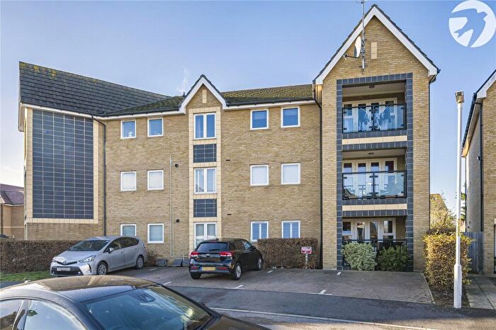 2 Bedroom Flat For Sale In Chapel Drive, Dartford, Kent, DA2