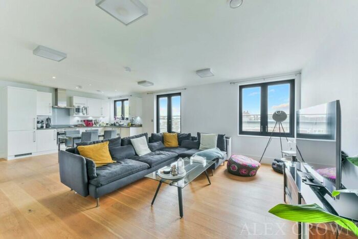 3 Bedroom Apartment To Rent In Heneage Street, Whitechapel, E1