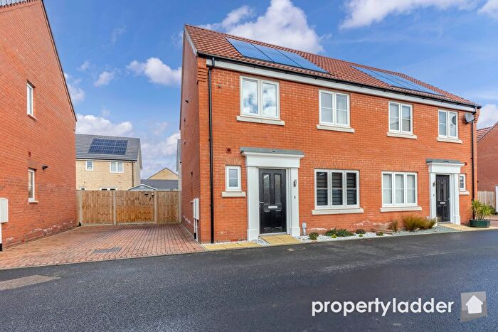 3 Bedroom Semi-Detached House For Sale In Warden Way, Rackheath, Norwich, NR13