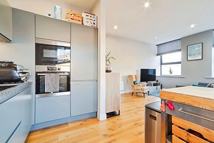 2 Bedroom Flat For Sale In Low Lane, Horsforth, Leeds, LS18