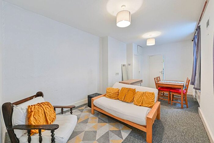 1 Bedroom Flat For Sale In Coldharbour Lane, Camberwell, London, SE5