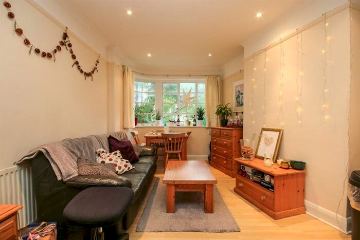 2 Bedroom Apartment To Rent In Mildmay Park, N1