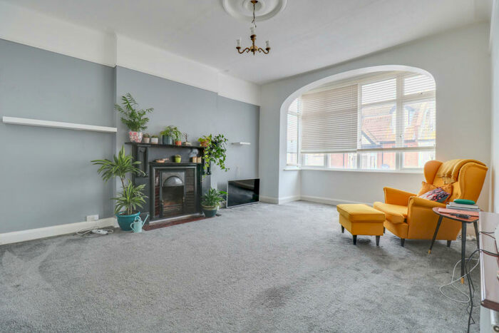 2 Bedroom Apartment To Rent In Leigh Road, Leigh-on-sea, SS9