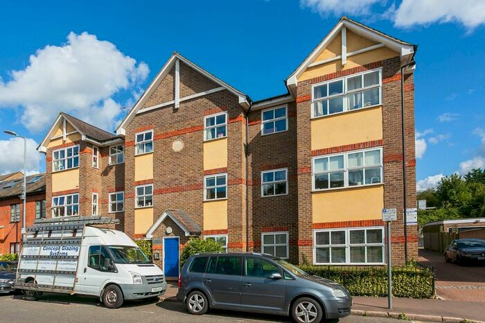 2 Bedroom Flat To Rent In Queens Road, Watford, Hertfordshire, WD17