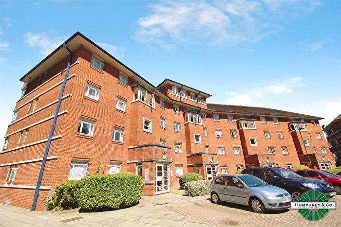 1 Bedroom Flat To Rent In Bourneside Crescent, Southgate, N14