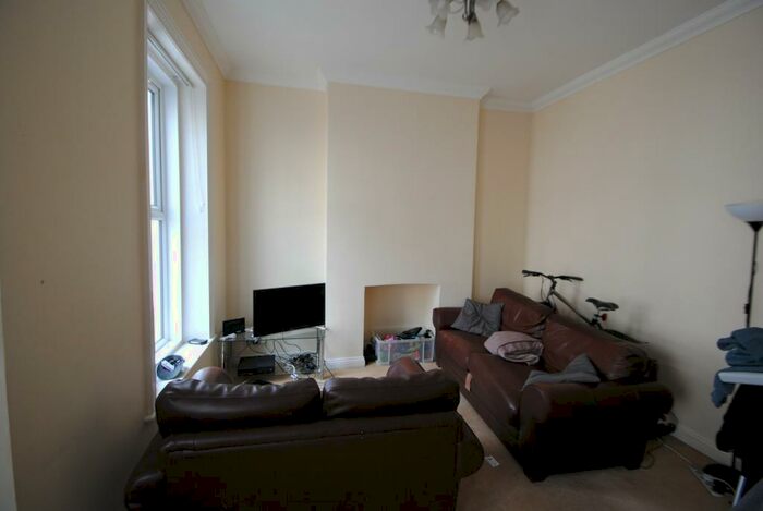 2 Bedroom Flat To Rent In Bedroom Student Flat In Lansdowne, BH1