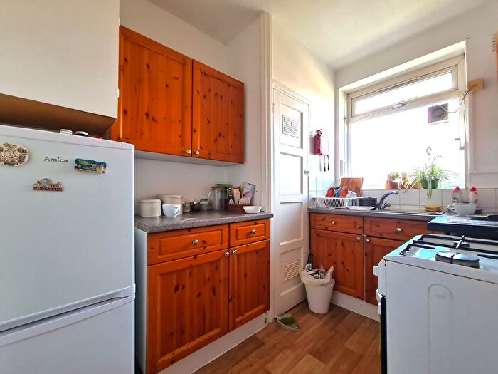 2 Bedroom Flat To Rent In Globe Road, Bethnal Green, London, E2