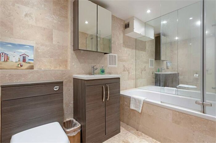 2 Bedroom Flat To Rent In Brixton Road, London, SW9