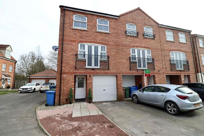 3 Bedroom End Terrace House For Sale In Kings Court, Market Weighton, YO43
