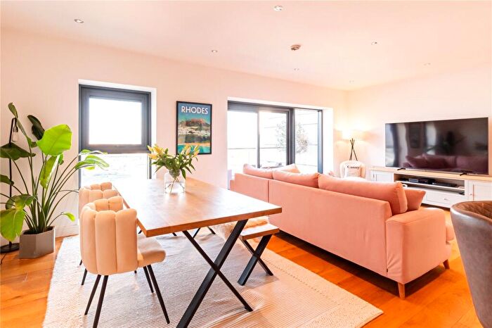 3 Bedroom Apartment For Sale In Kingman Way, Newbury, Berkshire, RG14