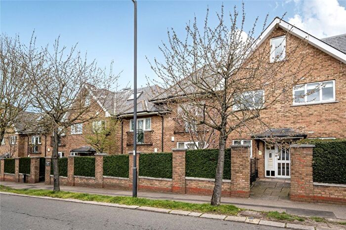 2 Bedroom Flat For Sale In Carrington Court, Green Dragon Lane, Winchmore Hill, London, N21