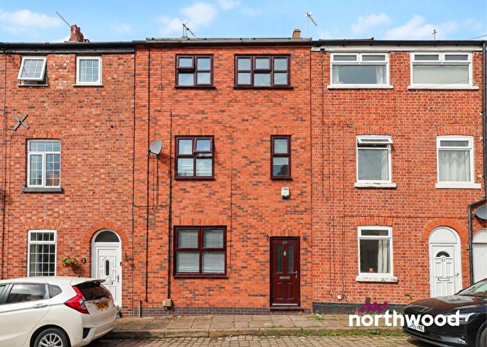 4 Bedroom Town House To Rent In Clowes Street, Macclesfield, SK11