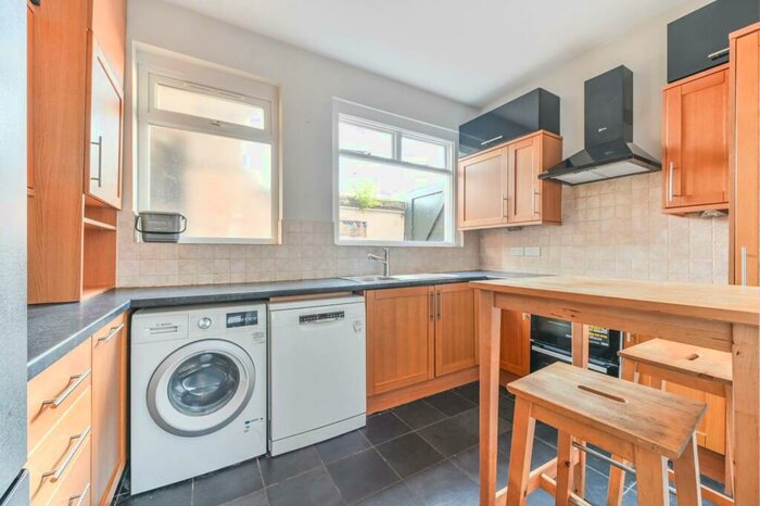 4 Bedroom Flat To Rent In Montford Place, Vauxhall, London, SE11