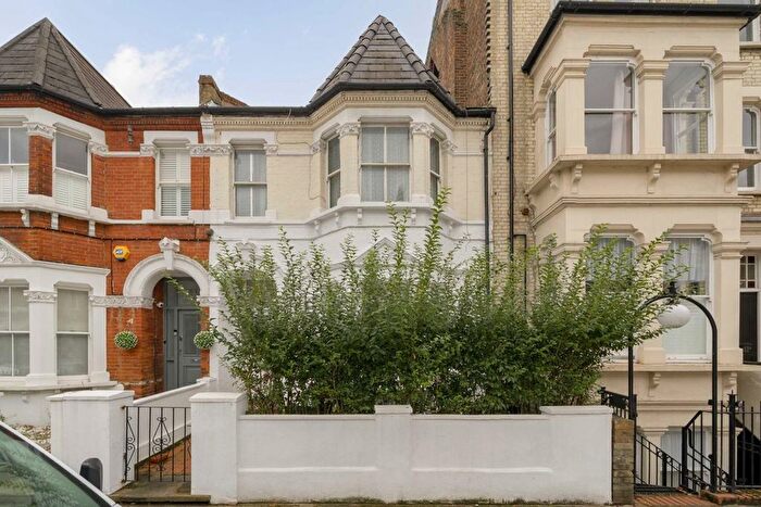 2 Bedroom Flat To Rent In Lakeside Road, London, W14
