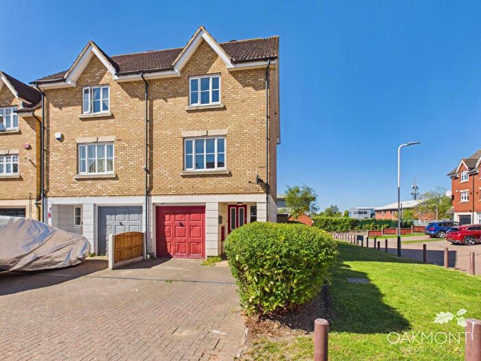 4 Bedroom End Of Terrace House To Rent In Pearcy Close, Harold Hill, Romford, RM3