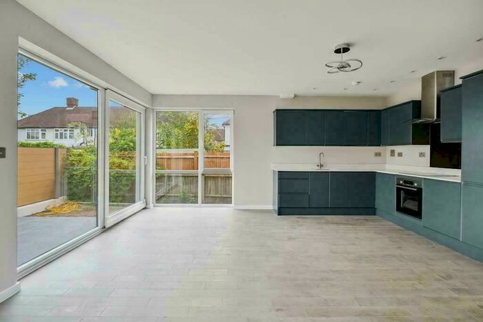 4 Bedroom House To Rent In Links Avenue, Morden, Surrey, SM4