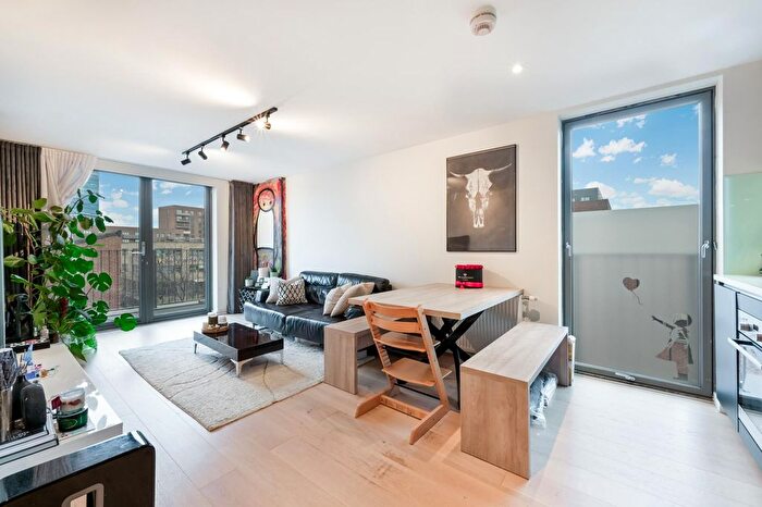 2 Bedroom Flat To Rent In Florian Court, Hastings Road, E16