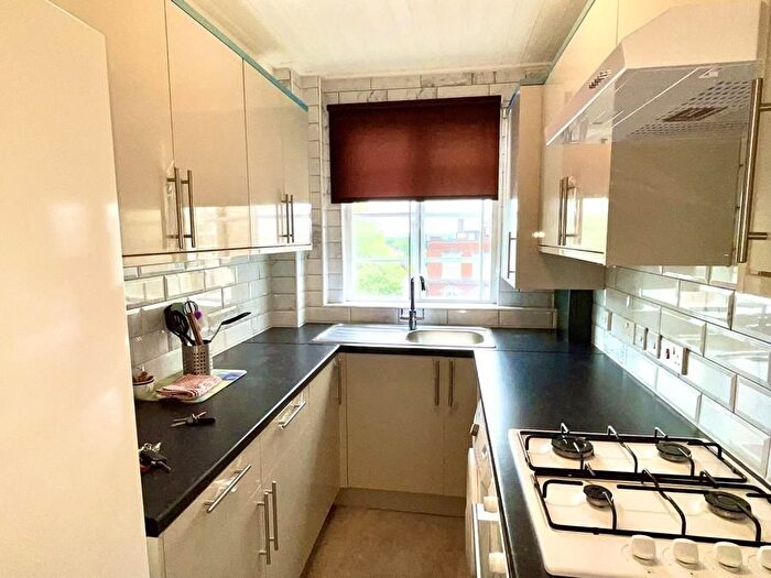 2 Bedroom Flat To Rent In Streatham High Road, Streatham, London, SW16
