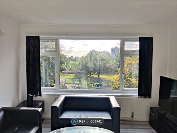 2 Bedroom Flat To Rent In Wisdons Close, Dagenham, RM10