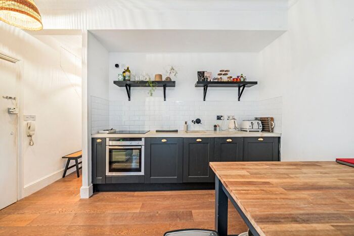 1 Bedroom Flat For Sale In Chiswick High Road, Chiswick, London, W4