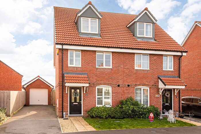 3 Bedroom Semi Detached House For Sale In Linnet Grove, Didcot, OX11