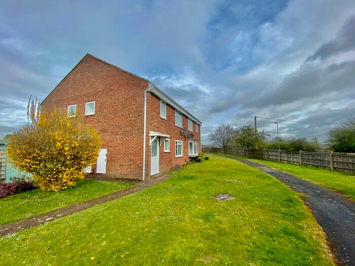 2 Bedroom Maisonette To Rent In Glebe Court, Botley, Southampton, SO30