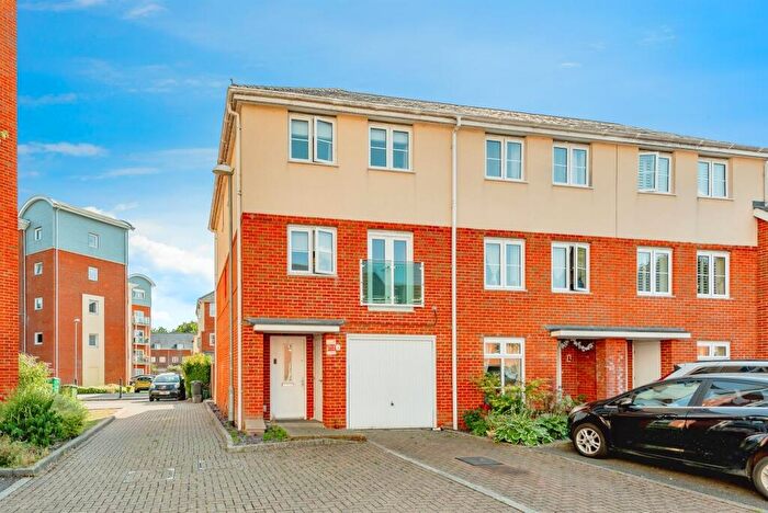 4 Bedroom Town House For Sale In Gumbrell Mews, Redhill, RH1