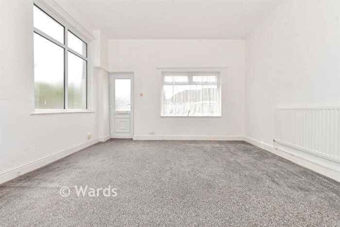 2 Bedroom Flat For Sale In Tankerton Road, Whitstable, Kent, CT5